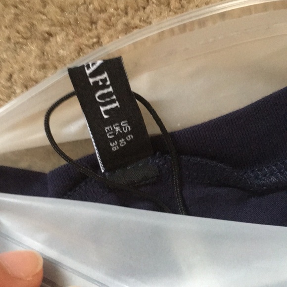 Zaful Cropped Ditsy Floral Embroidered Tee - Picture 4 of 5